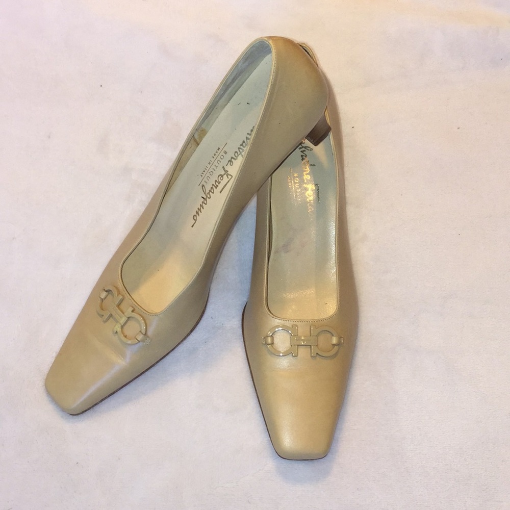 Salvatore ferragamo 8.5 beige vintage heels